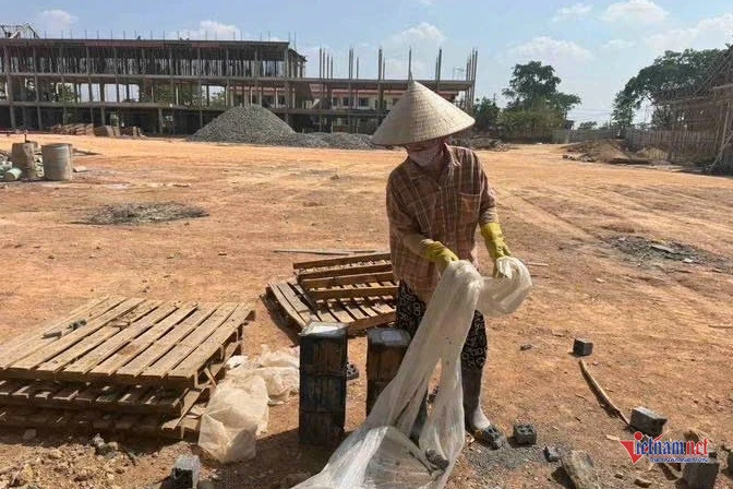 Hàng trăm công nhân vượt nắng hơn 40 độ xây trường cho trẻ vùng biên Hàng trăm công nhân vượt nắng hơn 40 độ xây trường cho trẻ vùng biên