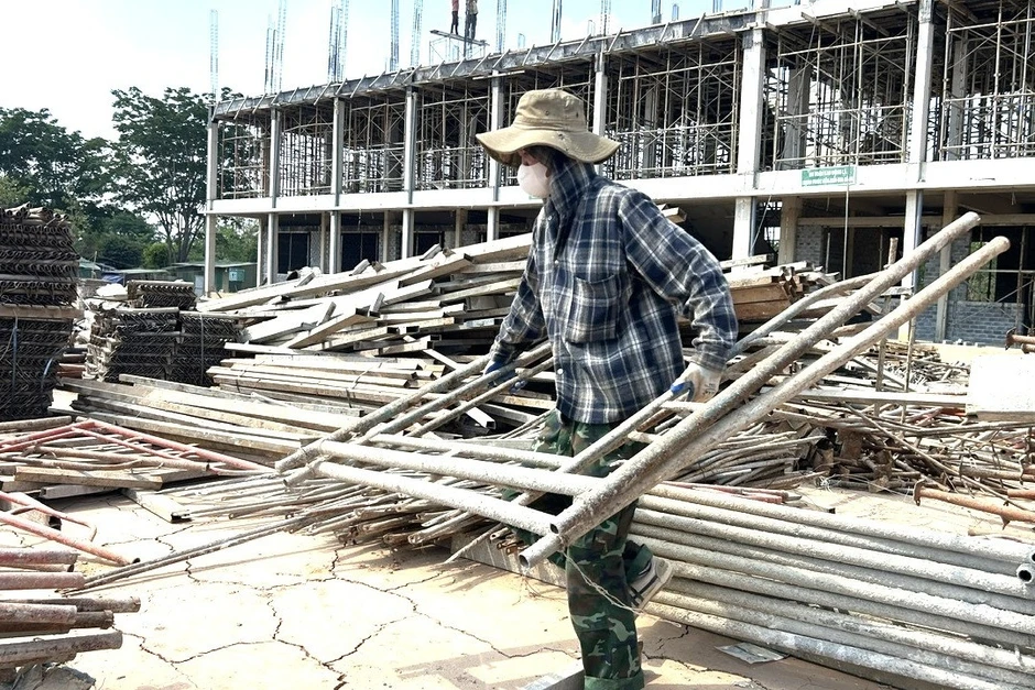 Hàng trăm công nhân vượt nắng hơn 40 độ xây trường cho trẻ vùng biên Hàng trăm công nhân vượt nắng hơn 40 độ xây trường cho trẻ vùng biên