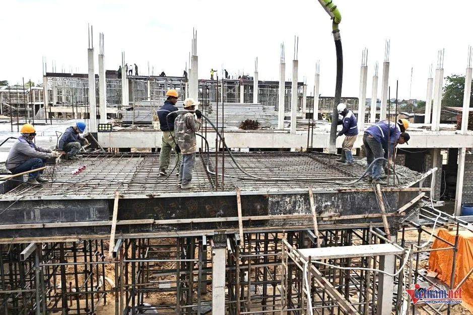 Hàng trăm công nhân vượt nắng hơn 40 độ xây trường cho trẻ vùng biên Hàng trăm công nhân vượt nắng hơn 40 độ xây trường cho trẻ vùng biên