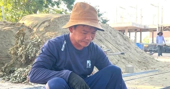 Hàng trăm công nhân vượt nắng hơn 40 độ xây trường cho trẻ vùng biên