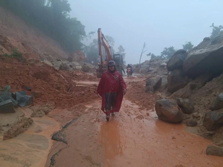 Hàng trăm khối đất đá tràn xuống, Quốc lộ 28 qua Lâm Đồng tê liệt Hàng trăm khối đất đá tràn xuống, Quốc lộ 28 qua Lâm Đồng tê liệt