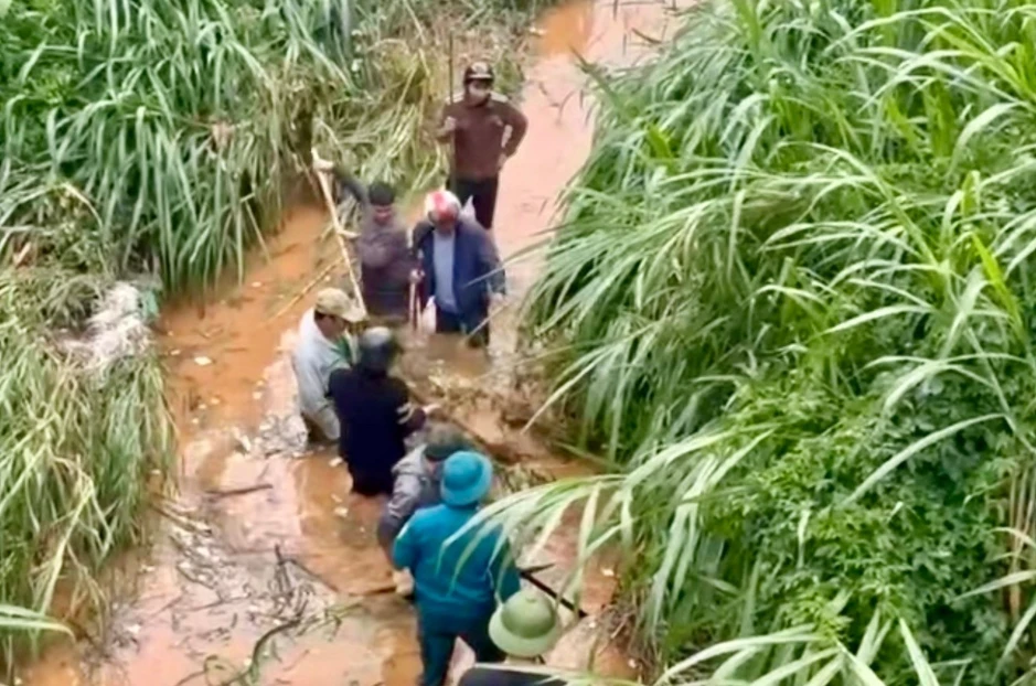 Hàng trăm người đang tìm kiếm nữ sinh lớp 6 bị nước cuốn trôi Hàng trăm người đang tìm kiếm nữ sinh lớp 6 bị nước cuốn trôi