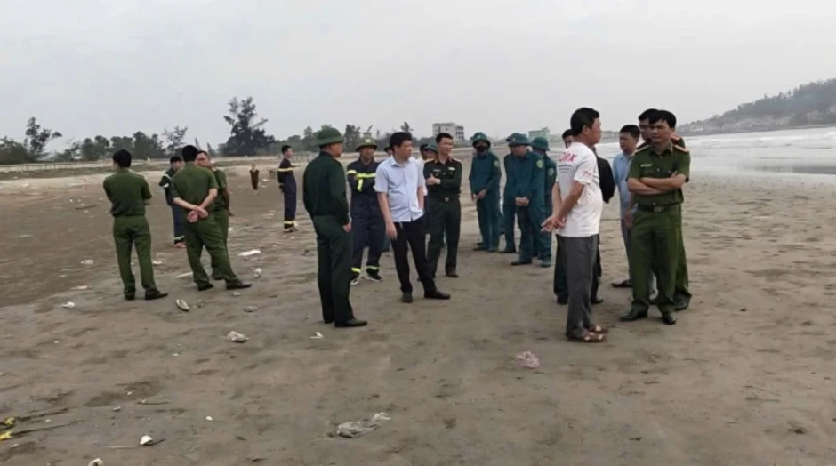 Hàng trăm người tìm kiếm hai bé trai mất tích trên biển Hàng trăm người tìm kiếm hai bé trai mất tích trên biển