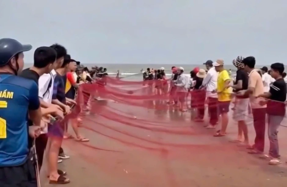 Hàng trăm người tìm kiếm hai bé trai mất tích trên biển Hàng trăm người tìm kiếm hai bé trai mất tích trên biển