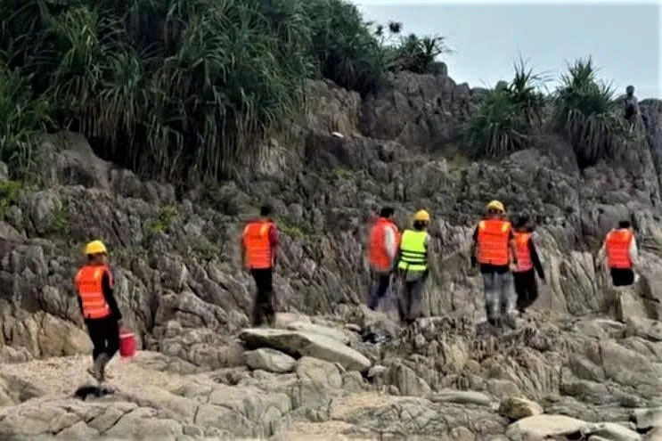 Hàng trăm người tìm kiếm nam kỹ sư mất tích khi đi tắm biển Hàng trăm người tìm kiếm nam kỹ sư mất tích khi đi tắm biển