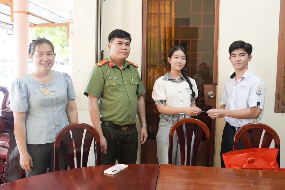 Hành động đẹp của nam sinh lớp 12 ở Vĩnh Long Hành động đẹp của nam sinh lớp 12 ở Vĩnh Long