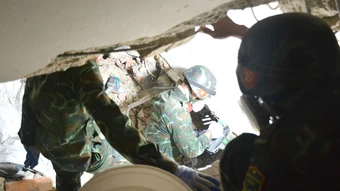 Hành trình tìm nạn nhân dưới đống đổ nát ở Venezuela
