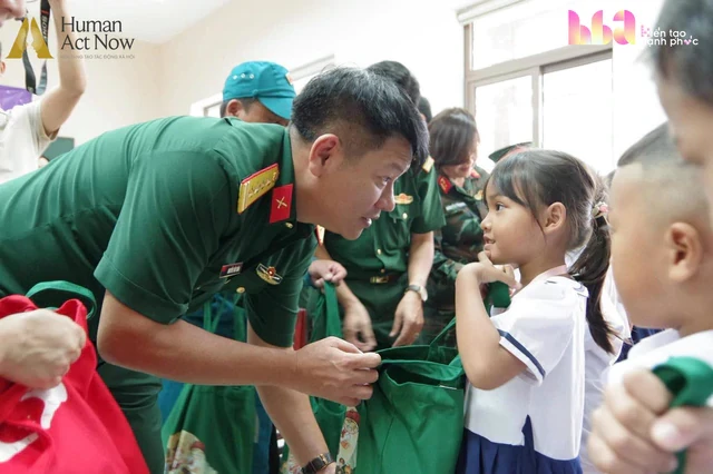 Hành trình “Trăng Sáng Muôn Nơi” tại Tây Giang: Khi màu áo lính thắp sáng vầng trăng trẻ thơ Hành trình “Trăng Sáng Muôn Nơi” tại Tây Giang: Khi màu áo lính thắp sáng vầng trăng trẻ thơ