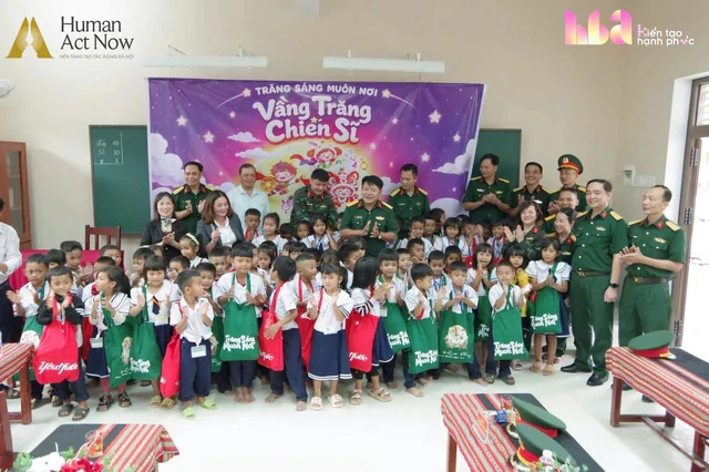 Hành trình “Trăng Sáng Muôn Nơi” tại Tây Giang: Khi màu áo lính thắp sáng vầng trăng trẻ thơ Hành trình “Trăng Sáng Muôn Nơi” tại Tây Giang: Khi màu áo lính thắp sáng vầng trăng trẻ thơ
