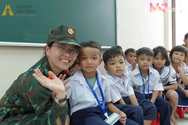 Hành trình “Trăng Sáng Muôn Nơi” tại Tây Giang: Khi màu áo lính thắp sáng vầng trăng trẻ thơ Hành trình “Trăng Sáng Muôn Nơi” tại Tây Giang: Khi màu áo lính thắp sáng vầng trăng trẻ thơ