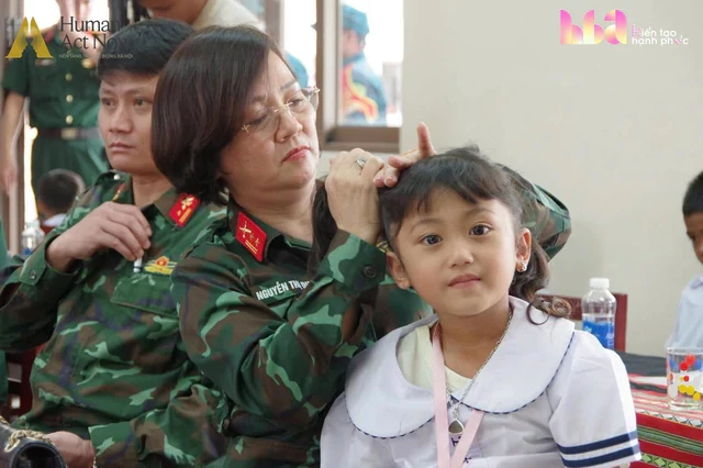 Hành trình “Trăng Sáng Muôn Nơi” tại Tây Giang: Khi màu áo lính thắp sáng vầng trăng trẻ thơ Hành trình “Trăng Sáng Muôn Nơi” tại Tây Giang: Khi màu áo lính thắp sáng vầng trăng trẻ thơ