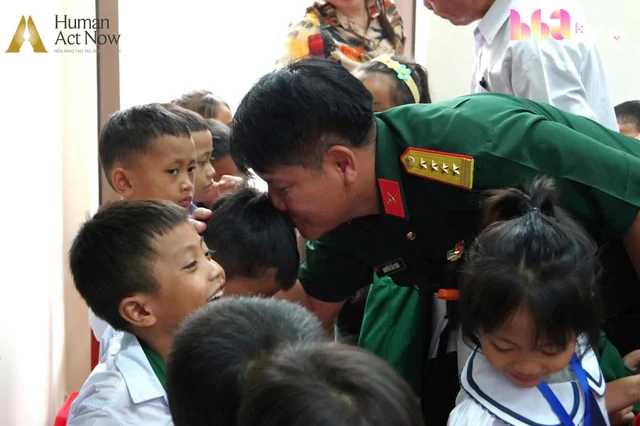 Hành trình “Trăng Sáng Muôn Nơi” tại Tây Giang: Khi màu áo lính thắp sáng vầng trăng trẻ thơ Hành trình “Trăng Sáng Muôn Nơi” tại Tây Giang: Khi màu áo lính thắp sáng vầng trăng trẻ thơ