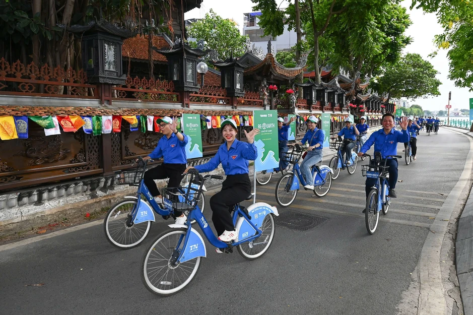 Hệ sinh thái hồ Tây đang đối mặt với những thách thức môi trường rất lớn