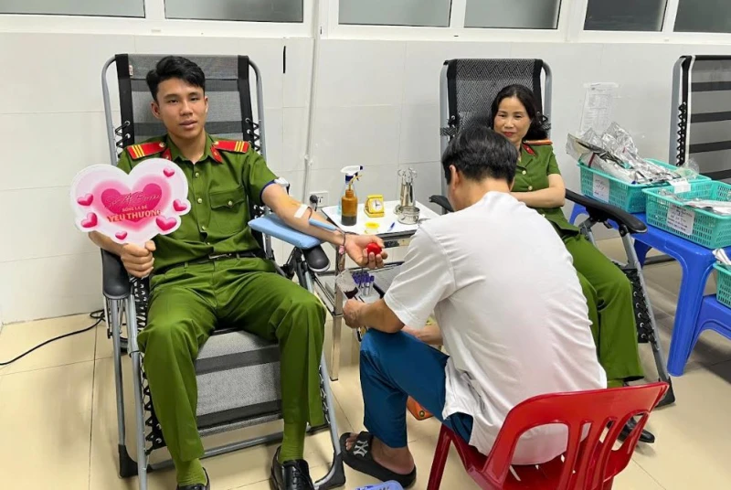 Hiến máu kịp thời cứu bệnh nhân qua cơn nguy kịch Hiến máu kịp thời cứu bệnh nhân qua cơn nguy kịch