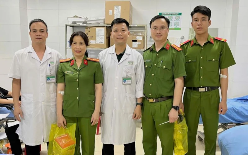 Hiến máu kịp thời cứu bệnh nhân qua cơn nguy kịch Hiến máu kịp thời cứu bệnh nhân qua cơn nguy kịch