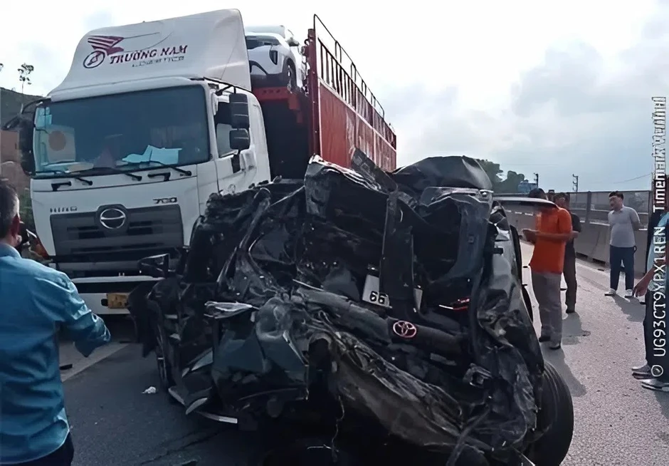 Hiện trường kinh hoàng vụ tai nạn liên hoàn 6 xe trên cao tốc, có xe bị vò nát Hiện trường kinh hoàng vụ tai nạn liên hoàn 6 xe trên cao tốc, có xe bị vò nát