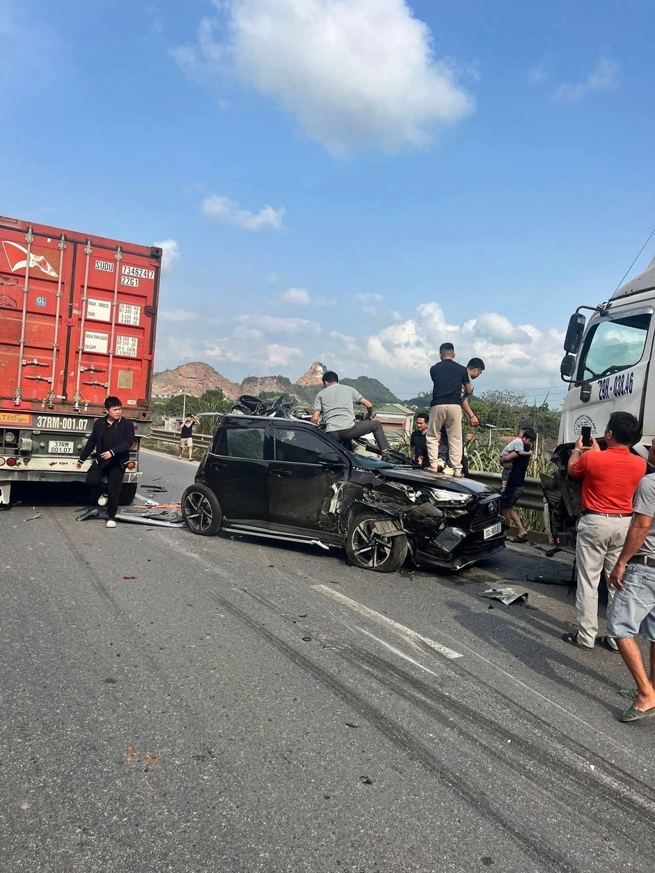 Hiện trường kinh hoàng vụ tai nạn liên hoàn 6 xe trên cao tốc, có xe bị vò nát Hiện trường kinh hoàng vụ tai nạn liên hoàn 6 xe trên cao tốc, có xe bị vò nát
