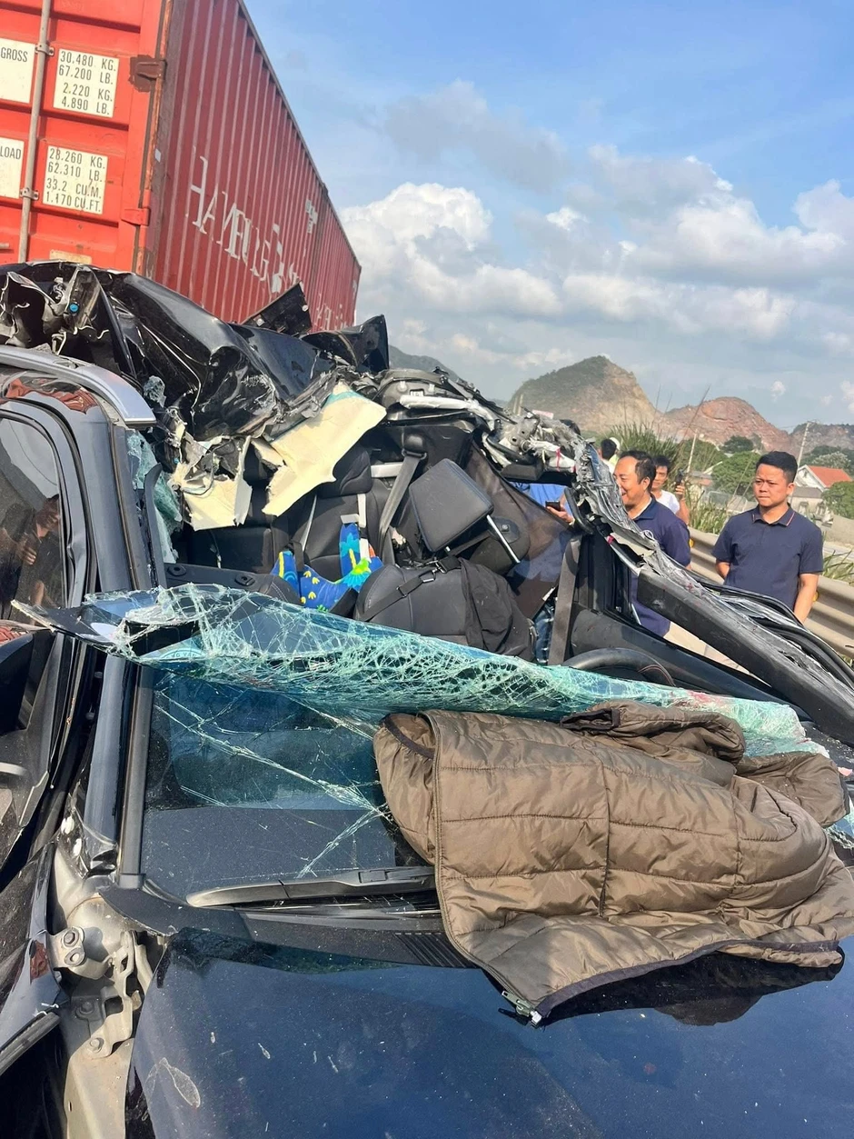 Hiện trường kinh hoàng vụ tai nạn liên hoàn 6 xe trên cao tốc, có xe bị vò nát Hiện trường kinh hoàng vụ tai nạn liên hoàn 6 xe trên cao tốc, có xe bị vò nát