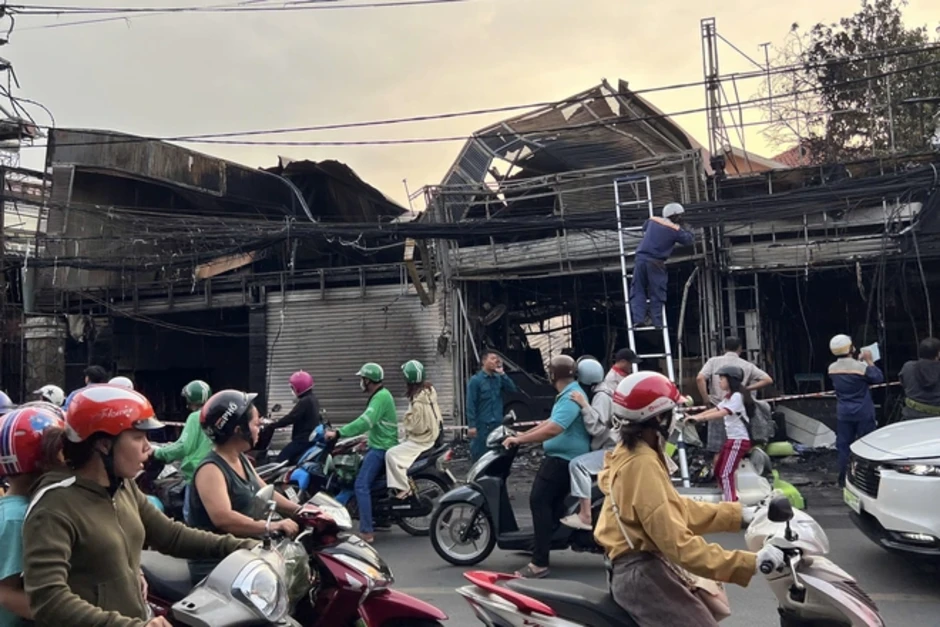 Hiện trường vụ cháy lớn cửa hàng đồ gỗ ở TPHCM Hiện trường vụ cháy lớn cửa hàng đồ gỗ ở TPHCM
