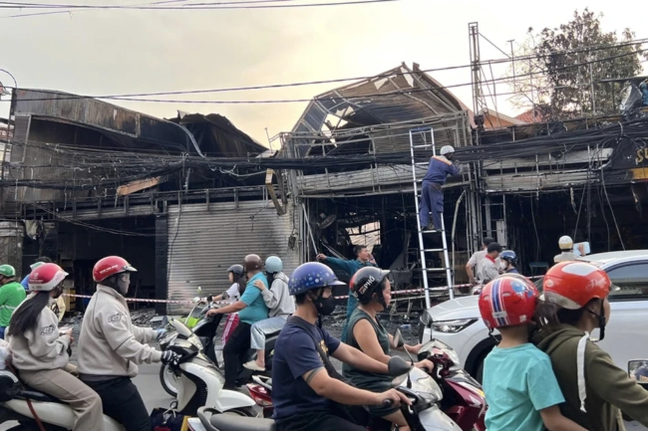 Hiện trường vụ cháy lớn cửa hàng đồ gỗ ở TPHCM Hiện trường vụ cháy lớn cửa hàng đồ gỗ ở TPHCM