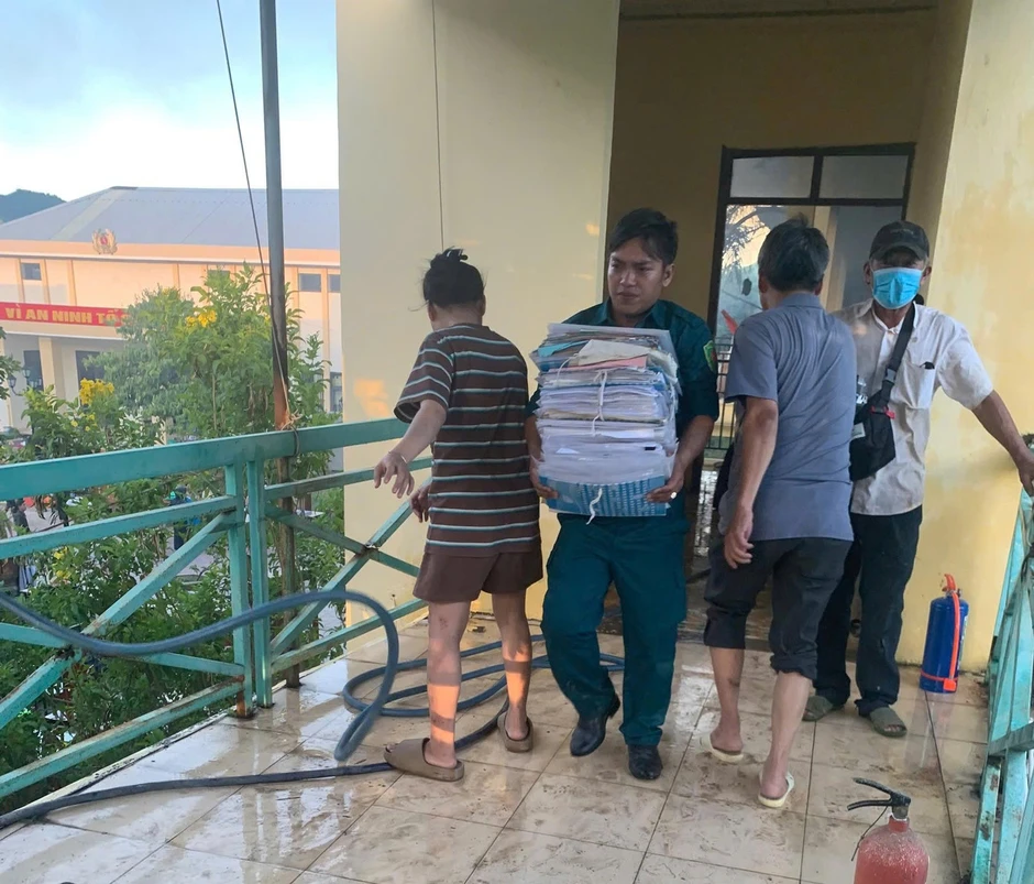Hiện trường vụ cháy trụ sở xã ở Đà Nẵng: Hơn 60 người căng mình cứu hồ sơ, tài sản Hiện trường vụ cháy trụ sở xã ở Đà Nẵng: Hơn 60 người căng mình cứu hồ sơ, tài sản