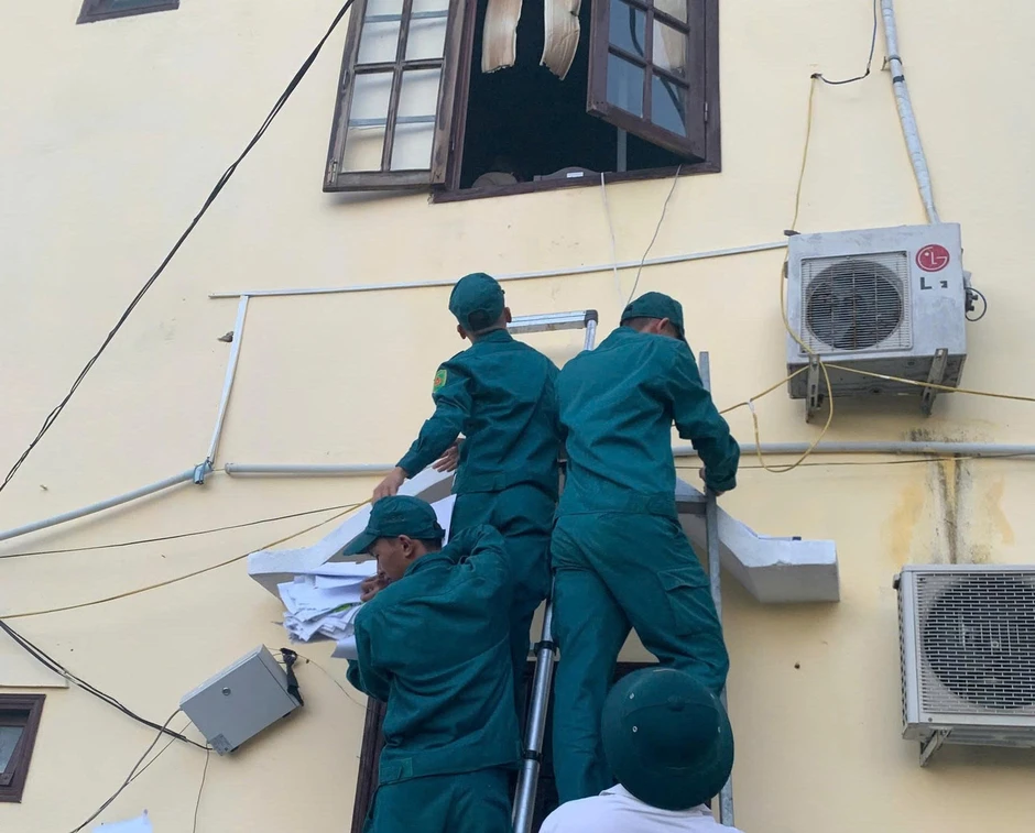 Hiện trường vụ cháy trụ sở xã ở Đà Nẵng: Hơn 60 người căng mình cứu hồ sơ, tài sản Hiện trường vụ cháy trụ sở xã ở Đà Nẵng: Hơn 60 người căng mình cứu hồ sơ, tài sản