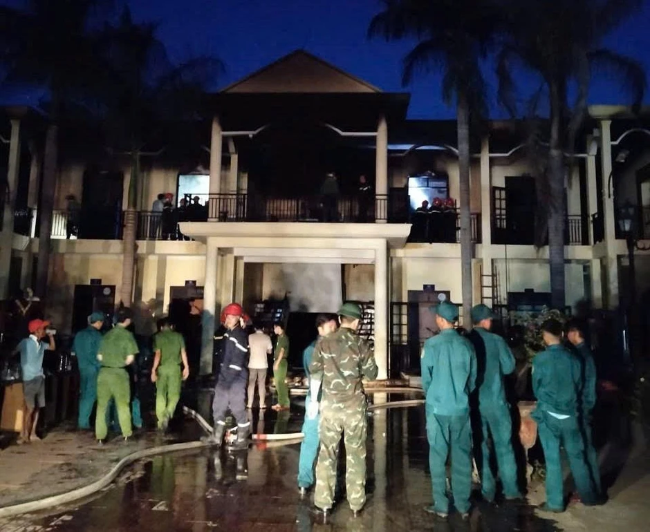 Hiện trường vụ cháy trụ sở xã ở Đà Nẵng: Hơn 60 người căng mình cứu hồ sơ, tài sản Hiện trường vụ cháy trụ sở xã ở Đà Nẵng: Hơn 60 người căng mình cứu hồ sơ, tài sản