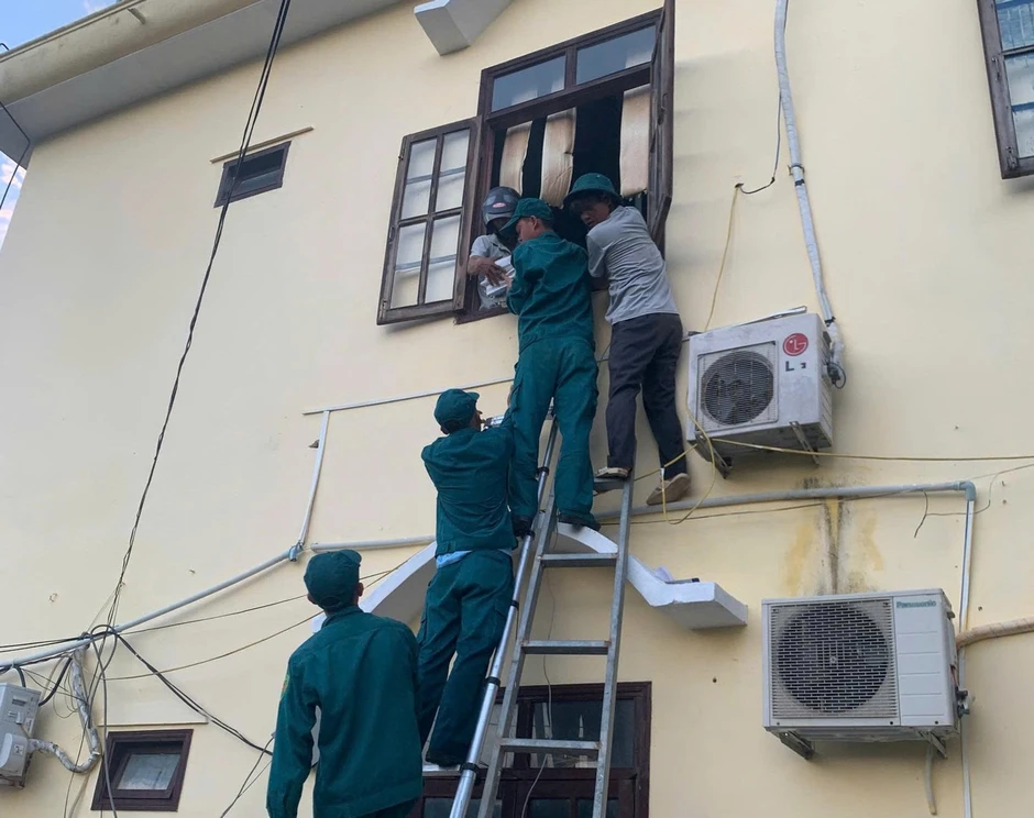Hiện trường vụ cháy trụ sở xã ở Đà Nẵng: Hơn 60 người căng mình cứu hồ sơ, tài sản Hiện trường vụ cháy trụ sở xã ở Đà Nẵng: Hơn 60 người căng mình cứu hồ sơ, tài sản