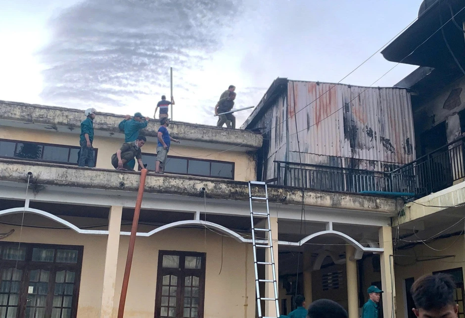 Hiện trường vụ cháy trụ sở xã ở Đà Nẵng: Hơn 60 người căng mình cứu hồ sơ, tài sản Hiện trường vụ cháy trụ sở xã ở Đà Nẵng: Hơn 60 người căng mình cứu hồ sơ, tài sản
