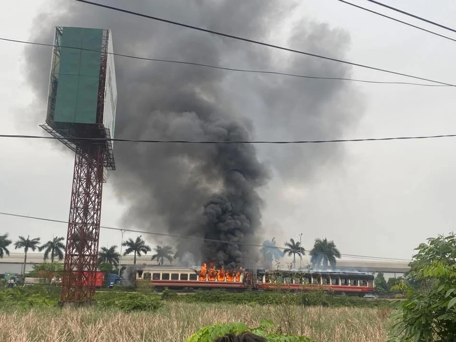 Hiện trường vụ tàu khách Hà Nội - Hải Phòng cháy 2 toa khi đang chạy, cột khói đen bốc cao ngùn ngụt