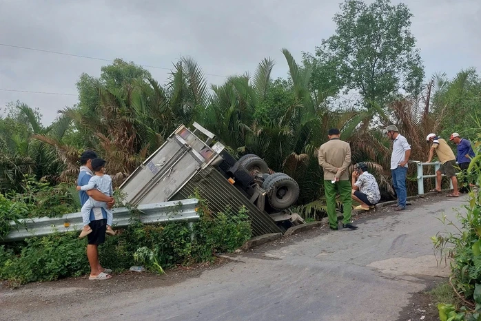 Hiện trường vụ xe tải rơi xuống kênh sau cú va chạm khiến nhiều người thót tim Hiện trường vụ xe tải rơi xuống kênh sau cú va chạm khiến nhiều người thót tim