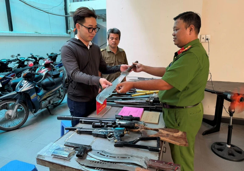 Hiệu quả từ phong trào giao nộp vũ khí, công cụ hỗ trợ tại TP Hồ Chí Minh Hiệu quả từ phong trào giao nộp vũ khí, công cụ hỗ trợ tại TP Hồ Chí Minh