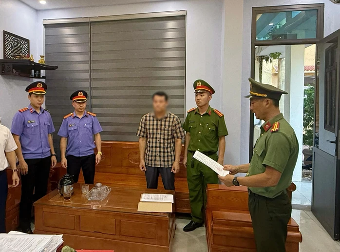 Hiệu trưởng một trường tiểu học ở Quảng Trị bị bắt tạm giam Hiệu trưởng một trường tiểu học ở Quảng Trị bị bắt tạm giam