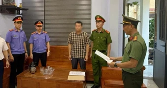 Hiệu trưởng một trường tiểu học ở Quảng Trị bị bắt tạm giam