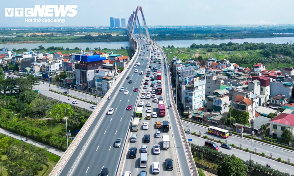 Hình ảnh cầu Nhật Tân sau khi tháo loạt biển báo khoảng cách vừa lắp Hình ảnh cầu Nhật Tân sau khi tháo loạt biển báo khoảng cách vừa lắp