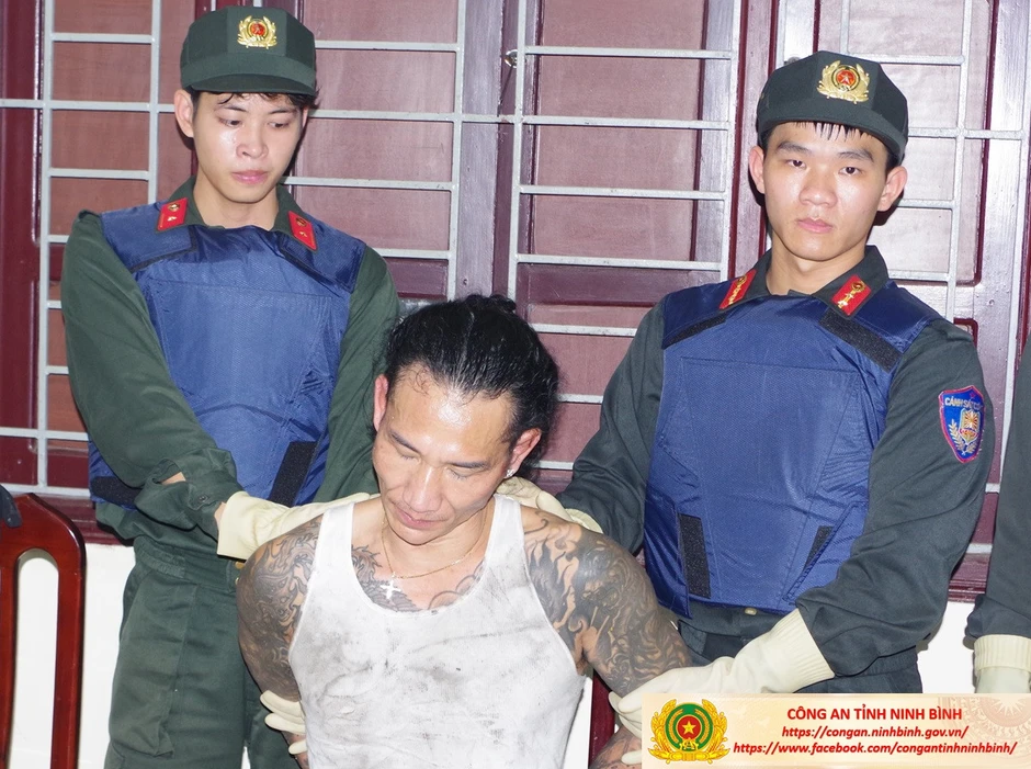 Hình ảnh công an khám xét khẩn cấp nơi ở giang hồ cộm cán 'Đức Cộng' ở Ninh Bình Hình ảnh công an khám xét khẩn cấp nơi ở giang hồ cộm cán 'Đức Cộng' ở Ninh Bình