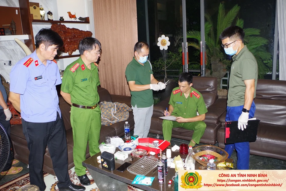 Hình ảnh công an khám xét khẩn cấp nơi ở giang hồ cộm cán 'Đức Cộng' ở Ninh Bình Hình ảnh công an khám xét khẩn cấp nơi ở giang hồ cộm cán 'Đức Cộng' ở Ninh Bình