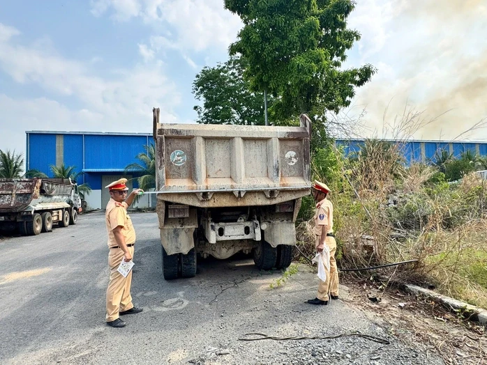 Hình ảnh CSGT Tây Ninh tổng kiểm tra phương tiện vận tải Hình ảnh CSGT Tây Ninh tổng kiểm tra phương tiện vận tải
