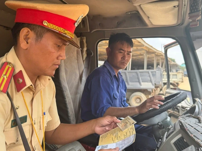 Hình ảnh CSGT Tây Ninh tổng kiểm tra phương tiện vận tải Hình ảnh CSGT Tây Ninh tổng kiểm tra phương tiện vận tải