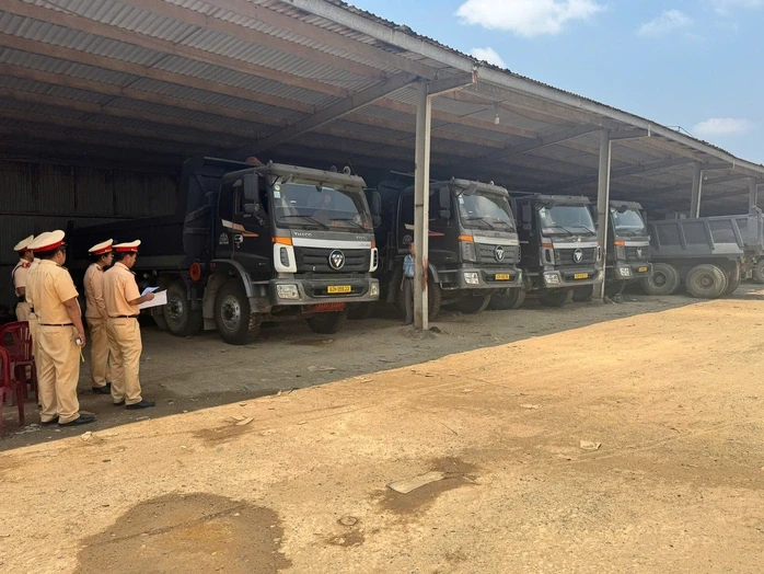 Hình ảnh CSGT Tây Ninh tổng kiểm tra phương tiện vận tải Hình ảnh CSGT Tây Ninh tổng kiểm tra phương tiện vận tải