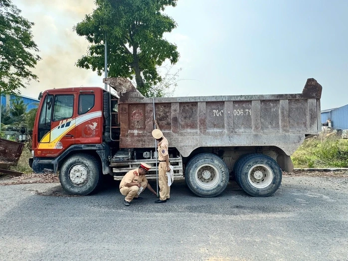 Hình ảnh CSGT Tây Ninh tổng kiểm tra phương tiện vận tải Hình ảnh CSGT Tây Ninh tổng kiểm tra phương tiện vận tải