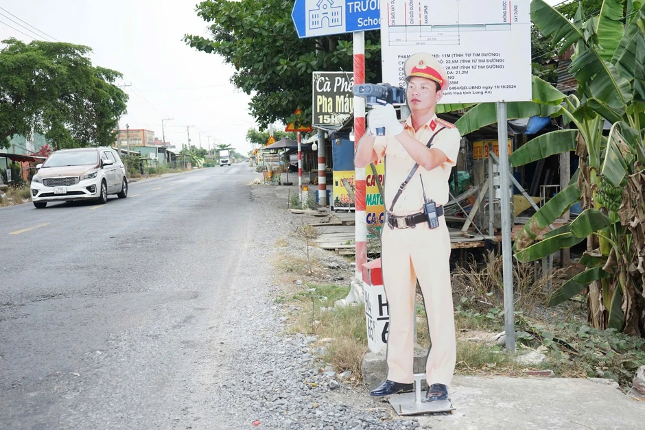 Hình nộm cảnh sát giao thông trên quốc lộ N2 Tây Ninh khiến tài xế giật mình Hình nộm cảnh sát giao thông trên quốc lộ N2 Tây Ninh khiến tài xế giật mình