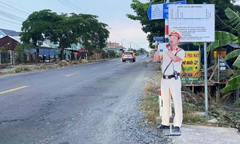 Hình nộm CSGT bắn tốc độ trên quốc lộ N2