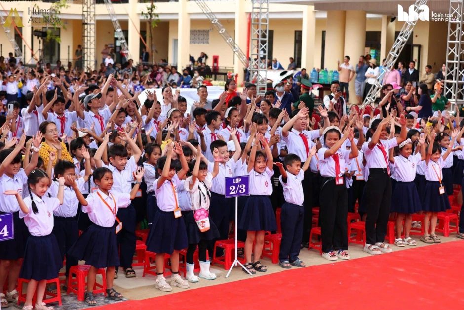 Hồ Quỳnh Hương mang 6 chiếc tivi lên vùng biên giới, cậu bé lớp 7 chỉ xin một điều không thể mua ngay bằng tiền