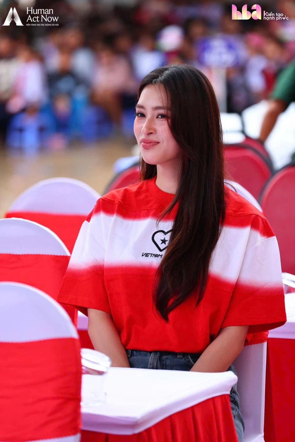 Hồ Quỳnh Hương mang 6 chiếc tivi lên vùng biên giới, cậu bé lớp 7 chỉ xin một điều không thể mua ngay bằng tiền
