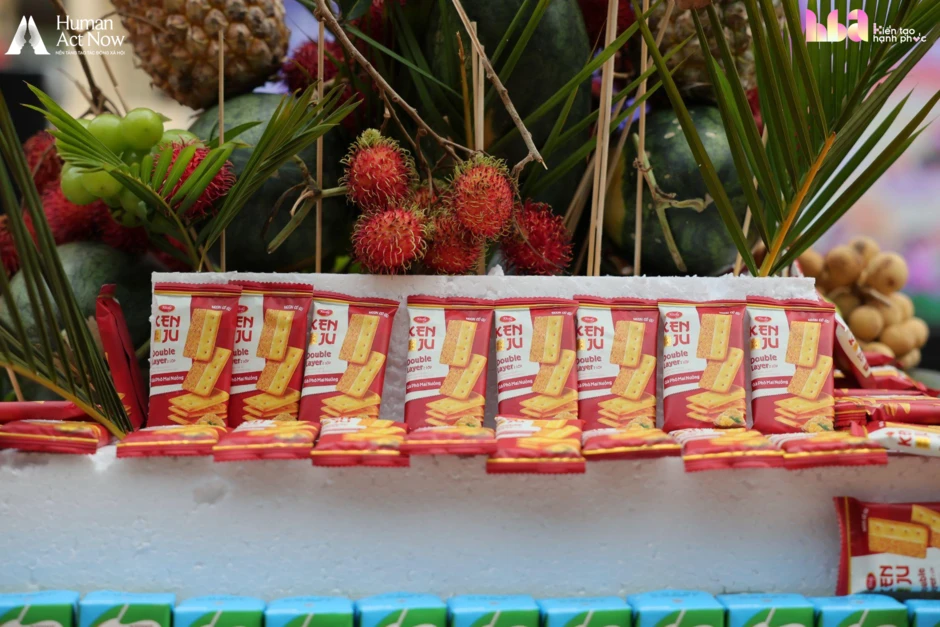 Hồ Quỳnh Hương mang 6 chiếc tivi lên vùng biên giới, cậu bé lớp 7 chỉ xin một điều không thể mua ngay bằng tiền
