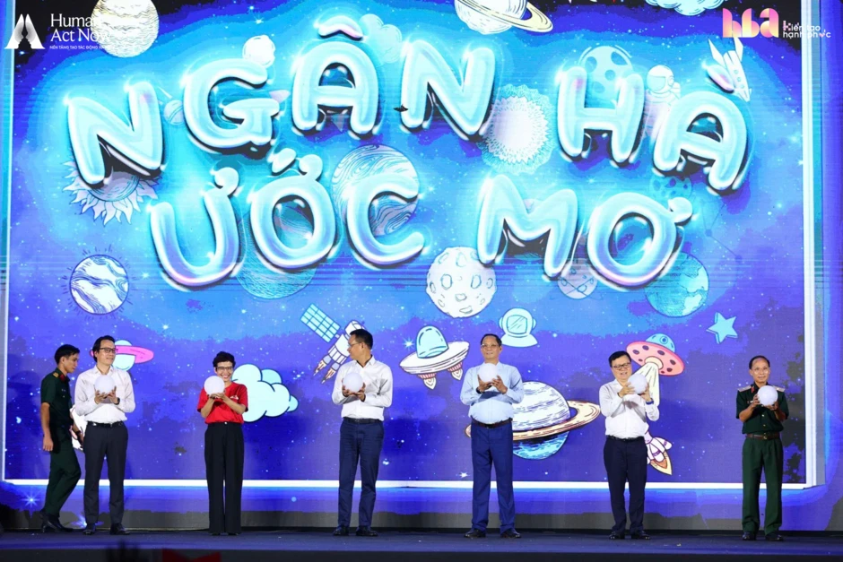 Hồ Quỳnh Hương mang 6 chiếc tivi lên vùng biên giới, cậu bé lớp 7 chỉ xin một điều không thể mua ngay bằng tiền
