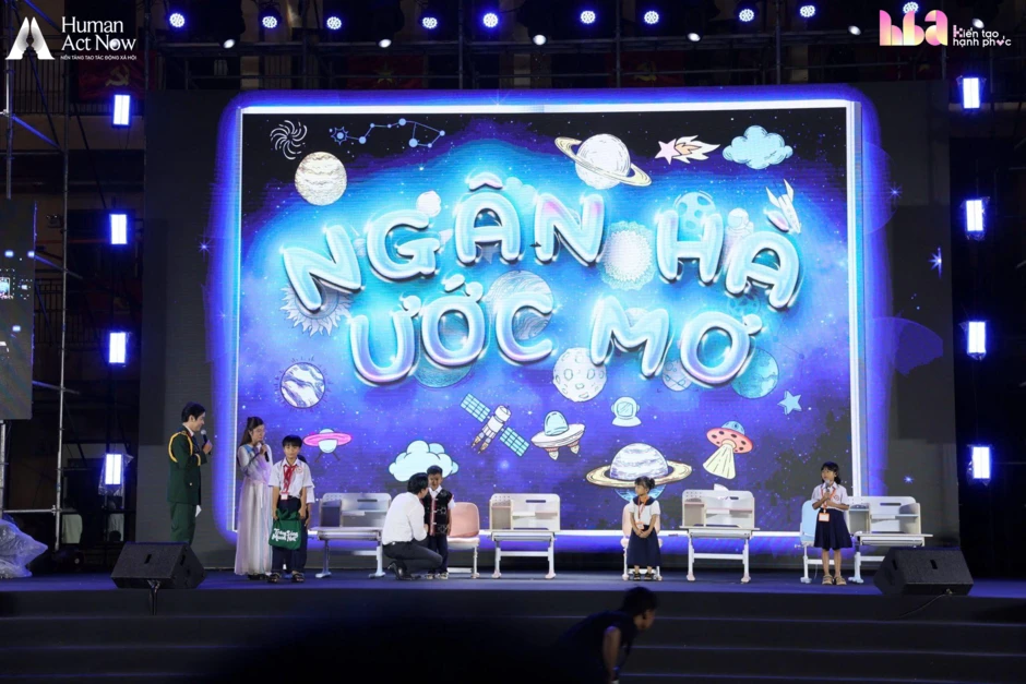 Hồ Quỳnh Hương mang 6 chiếc tivi lên vùng biên giới, cậu bé lớp 7 chỉ xin một điều không thể mua ngay bằng tiền