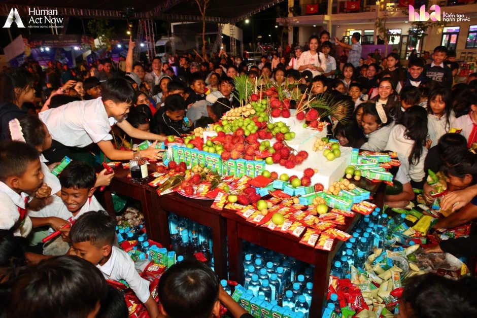 Hồ Quỳnh Hương mang 6 chiếc tivi lên vùng biên giới, cậu bé lớp 7 chỉ xin một điều không thể mua ngay bằng tiền