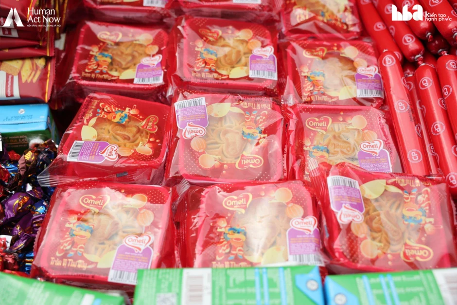 Hồ Quỳnh Hương mang 6 chiếc tivi lên vùng biên giới, cậu bé lớp 7 chỉ xin một điều không thể mua ngay bằng tiền